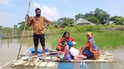 Door turns raft as Bhadrak man ferries pregnant wife to hospital | Bhubaneswar News