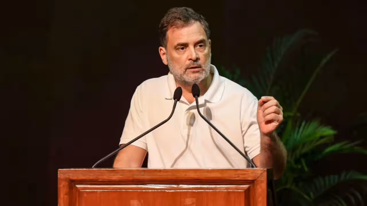 Rahul Gandhi at Parliament Street police station to lodge complaint