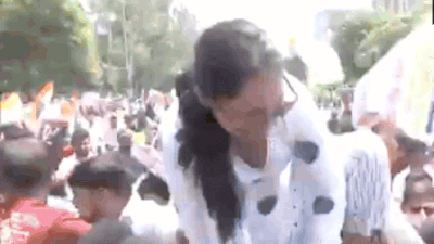 BPSC row: Students break barricades, march towards Raj Bhavan in Patna | Patna News